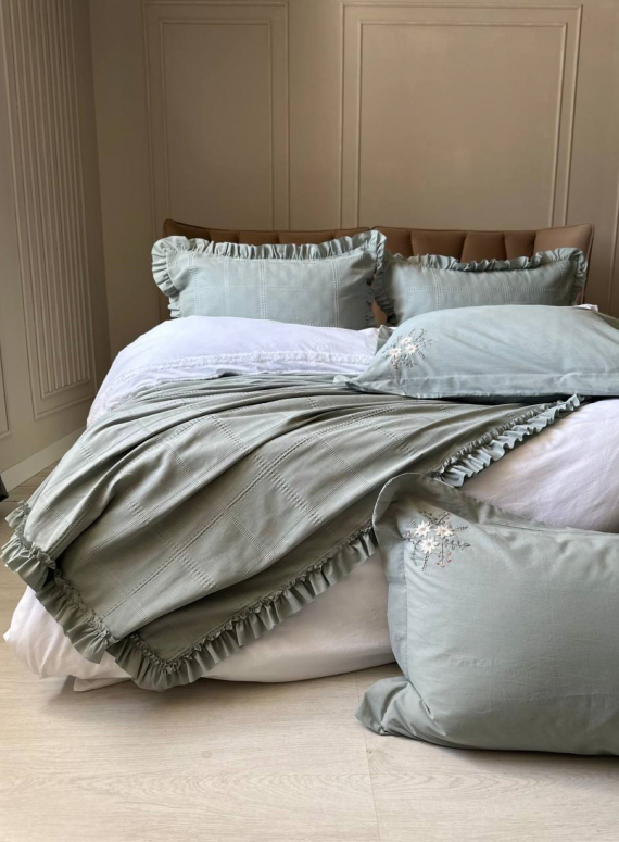 Легка постільна білизна з покривалом і вишивкою Saheser Fiorella mint