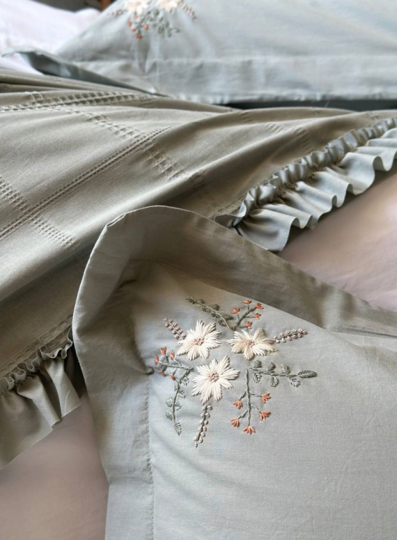 Легка постільна білизна з покривалом і вишивкою Saheser Fiorella mint