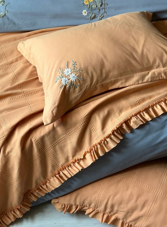 Легка постільна білизна з покривалом і вишивкою Saheser Fiorella orange