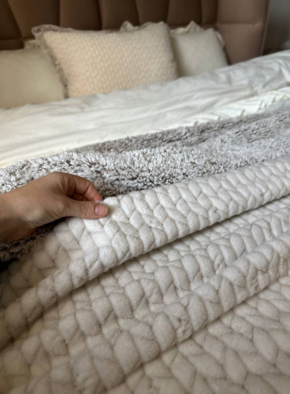 Двохстороннє тепле і м'яке покривало з наволочками Mosaic bej 220х260