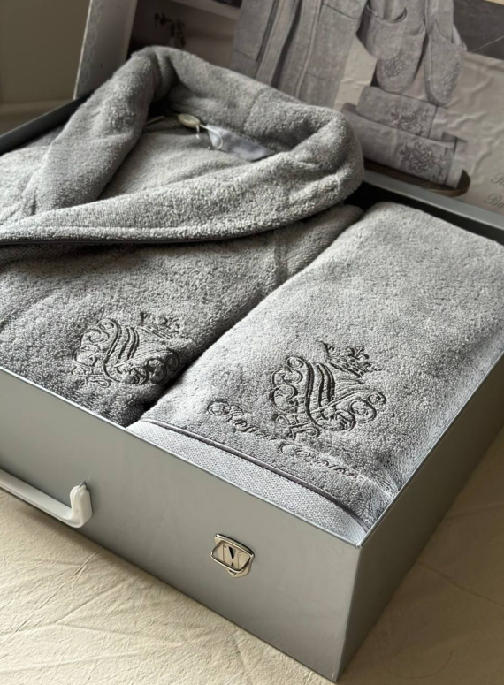 Махровый набор мужской халат с тапочками и с 2-мя полотенцами Maison D'or Royal Crown Grey с вышивкой