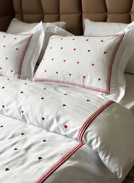 Постільна білизна Maison D'or Lamour red євро 200х220 сатин з вишивкою сердечок