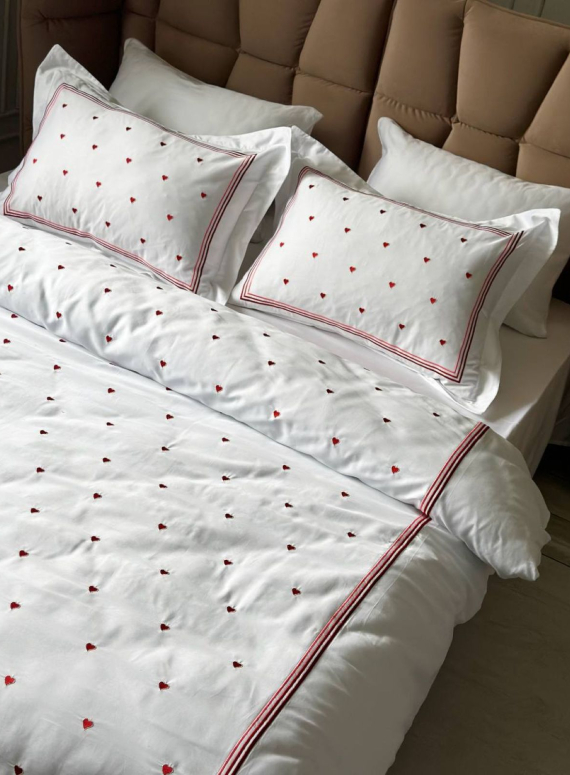 Постільна білизна Maison D'or Lamour red євро 200х220 сатин з вишивкою сердечок