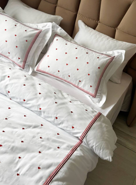 Постільна білизна Maison D'or Lamour red євро 200х220 сатин з вишивкою сердечок