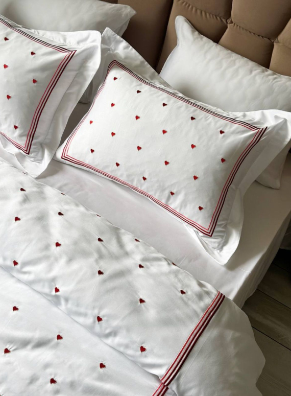 Постільна білизна Maison D'or Lamour red євро 200х220 сатин з вишивкою сердечок