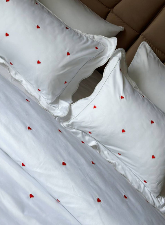 Maison D'or Les Coeurs ecru-red постільна білизна євро 200х220 сатин з аплікацією з сердечок