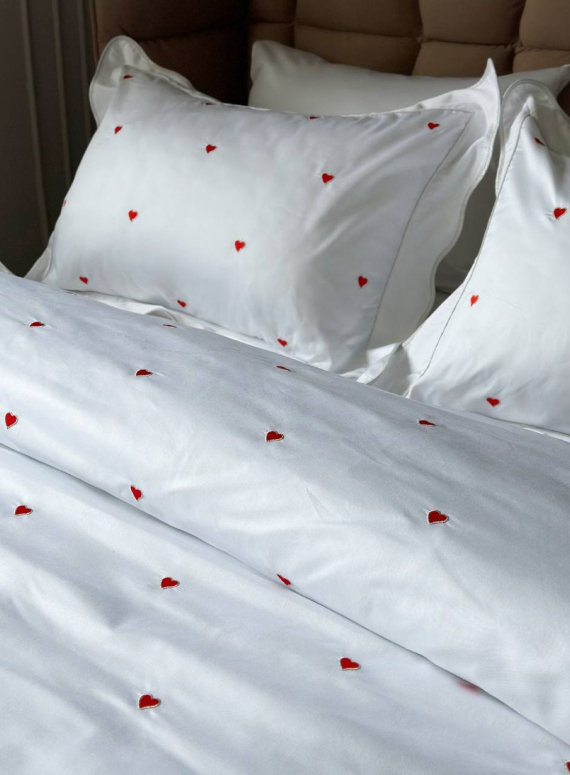 Maison D'or Les Coeurs ecru-red постільна білизна євро 200х220 сатин з аплікацією з сердечок