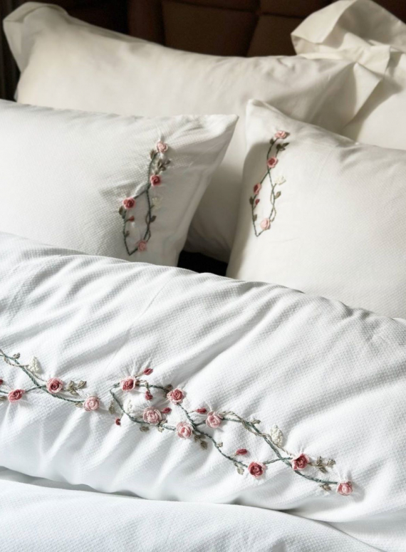 Постільна білизна з вишивкою Saheser Rosita євро 200х220