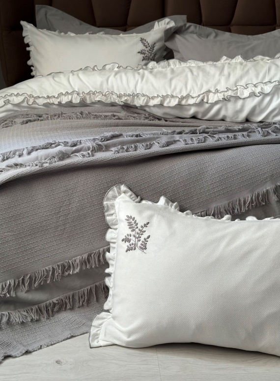 Постільна білизна з вишивкою і піке Saheser Brianna grey євро 200х220