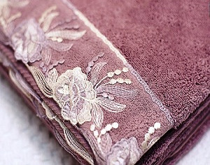 Махровий рушник з гіпюром Maison D'or Gloria 85х150см