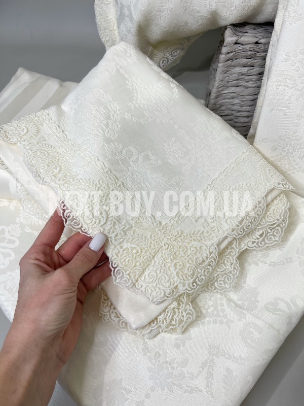 Maison D'or Mirabella Bedcover set krem набір постільної білизни з покривалом і наволочками 200x220см сатин жакард з мереживом