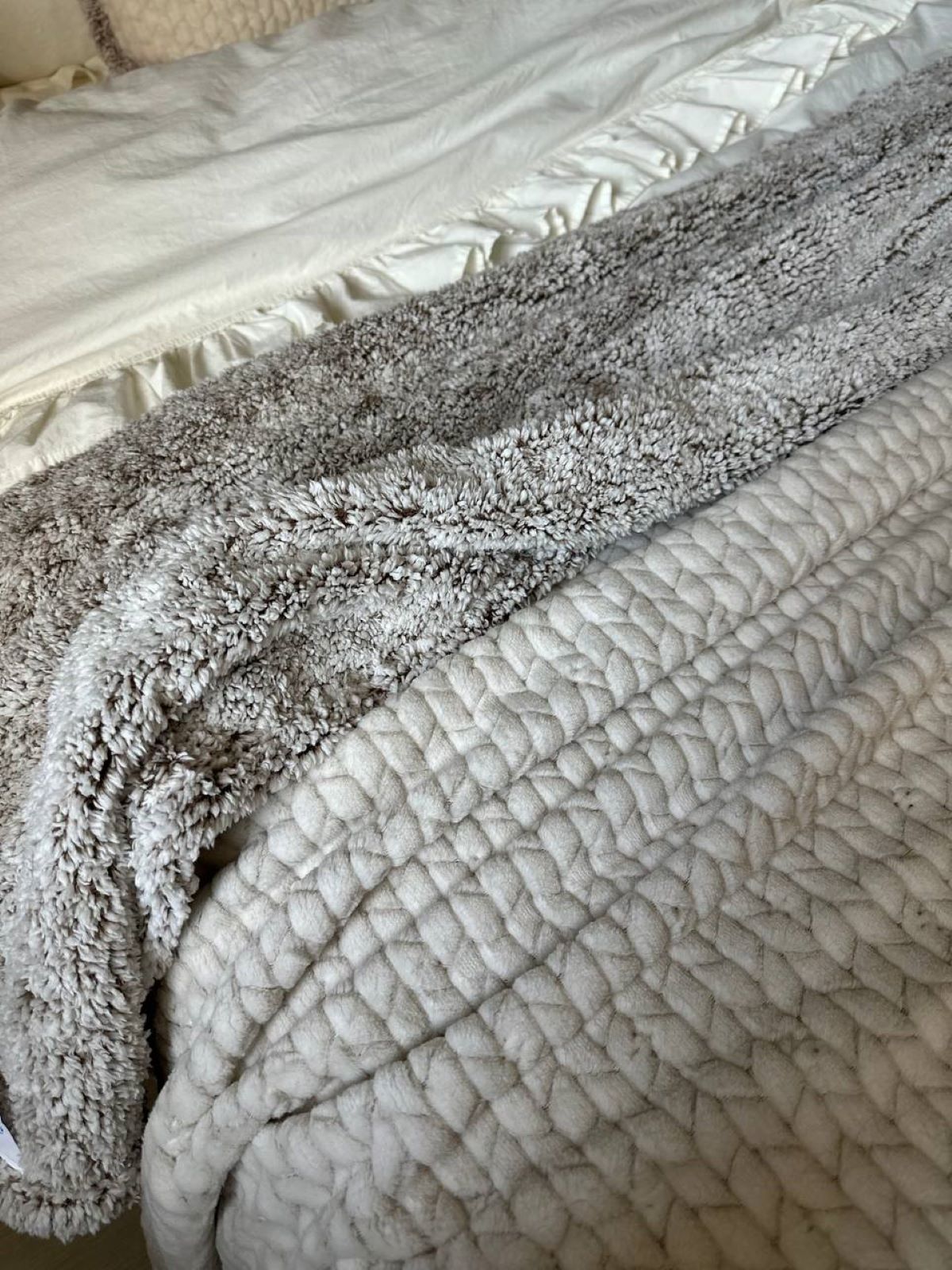 Двохстороннє тепле і м'яке покривало з наволочками Mosaic bej 220х260