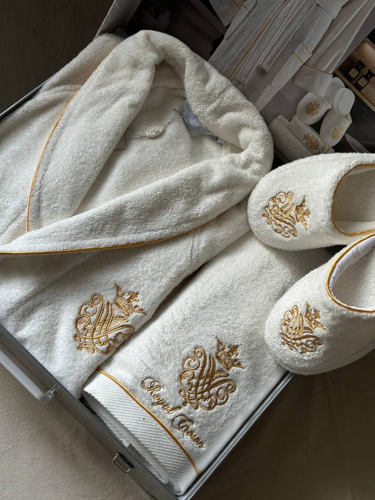 Махровий набір чоловічий халат з тапочками та з 2-ма рушниками Maison D'or Royal Crown Ecru з вишивкою