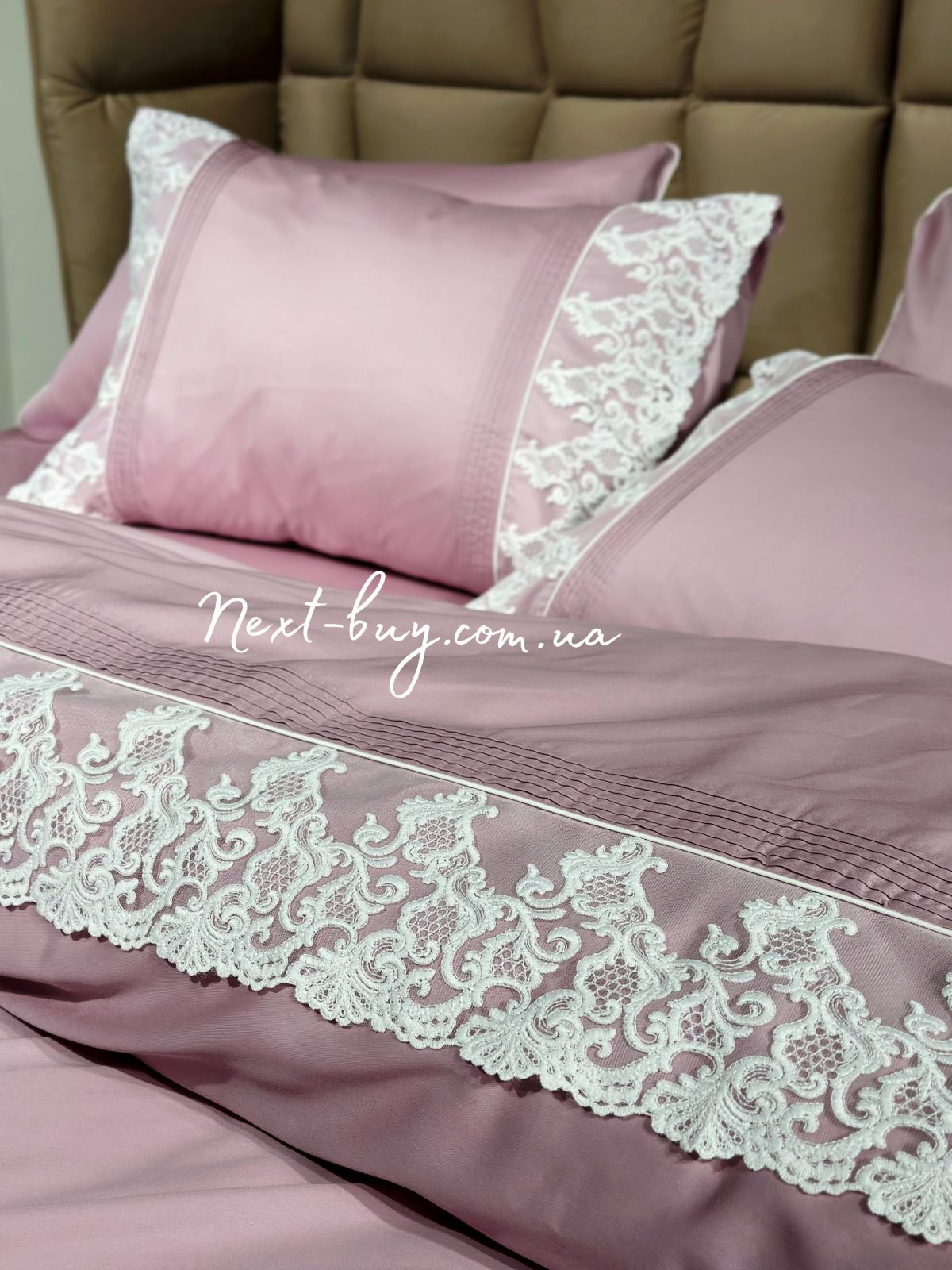 Постільна білизна Maison D'or Gloria dark lilac 200x220см сатин з мереживом фіолетовий