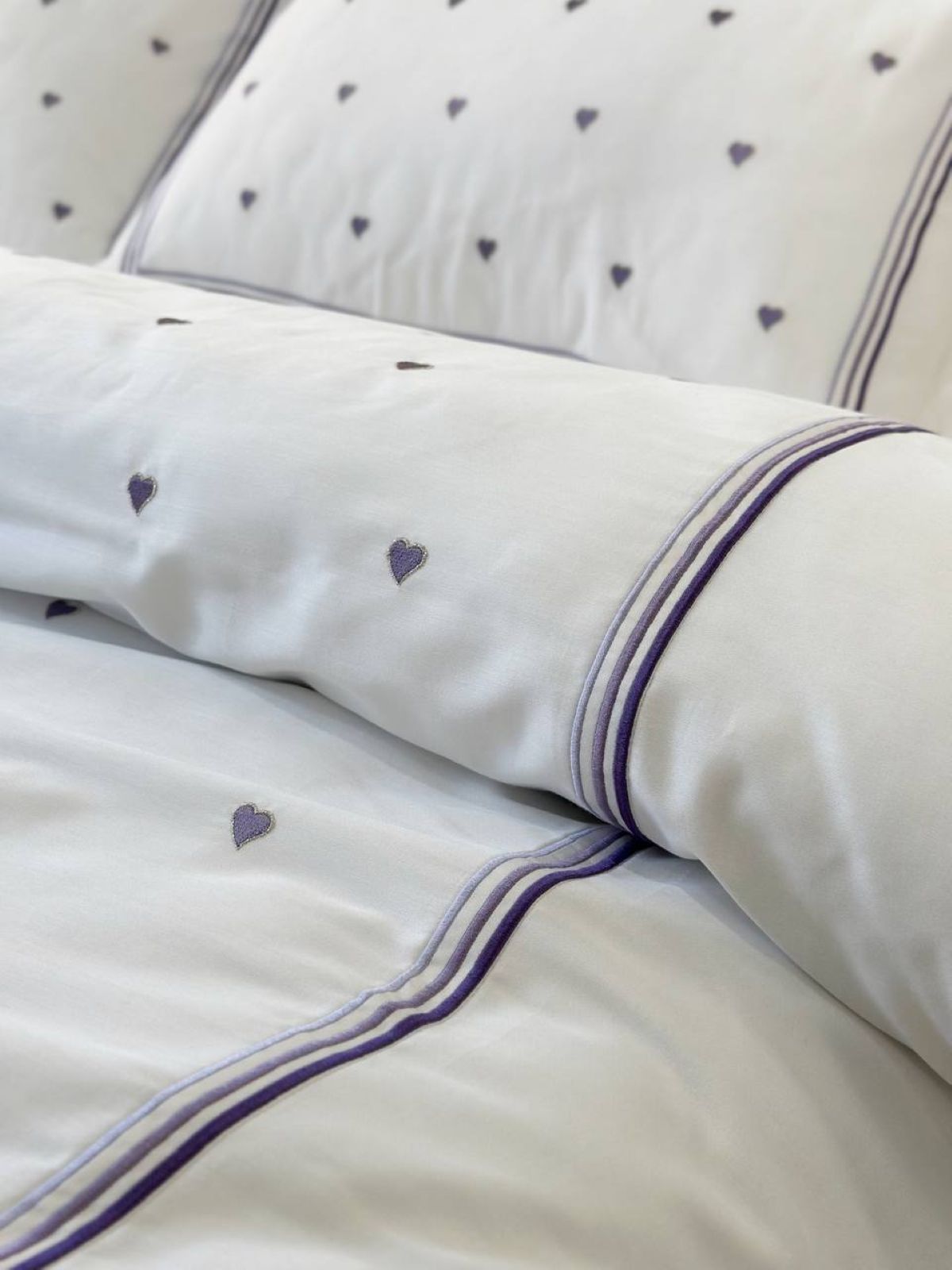 Постільна білизна Maison D'or Lamour lilac євро 200х220 сатин з вишивкою сердечок