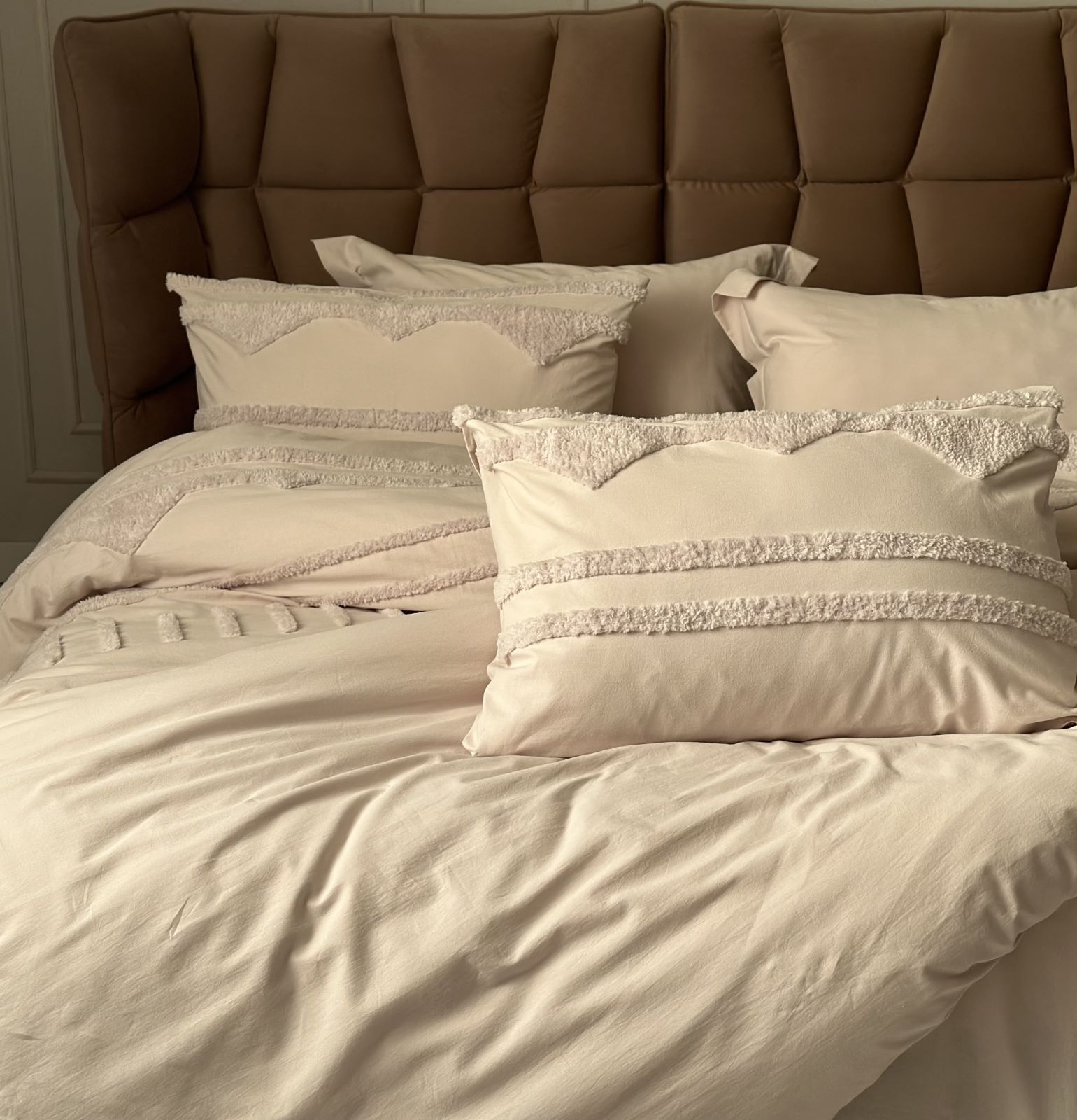 Постільна білизна Saheser Iris bej євро 200х220 з вишивкою