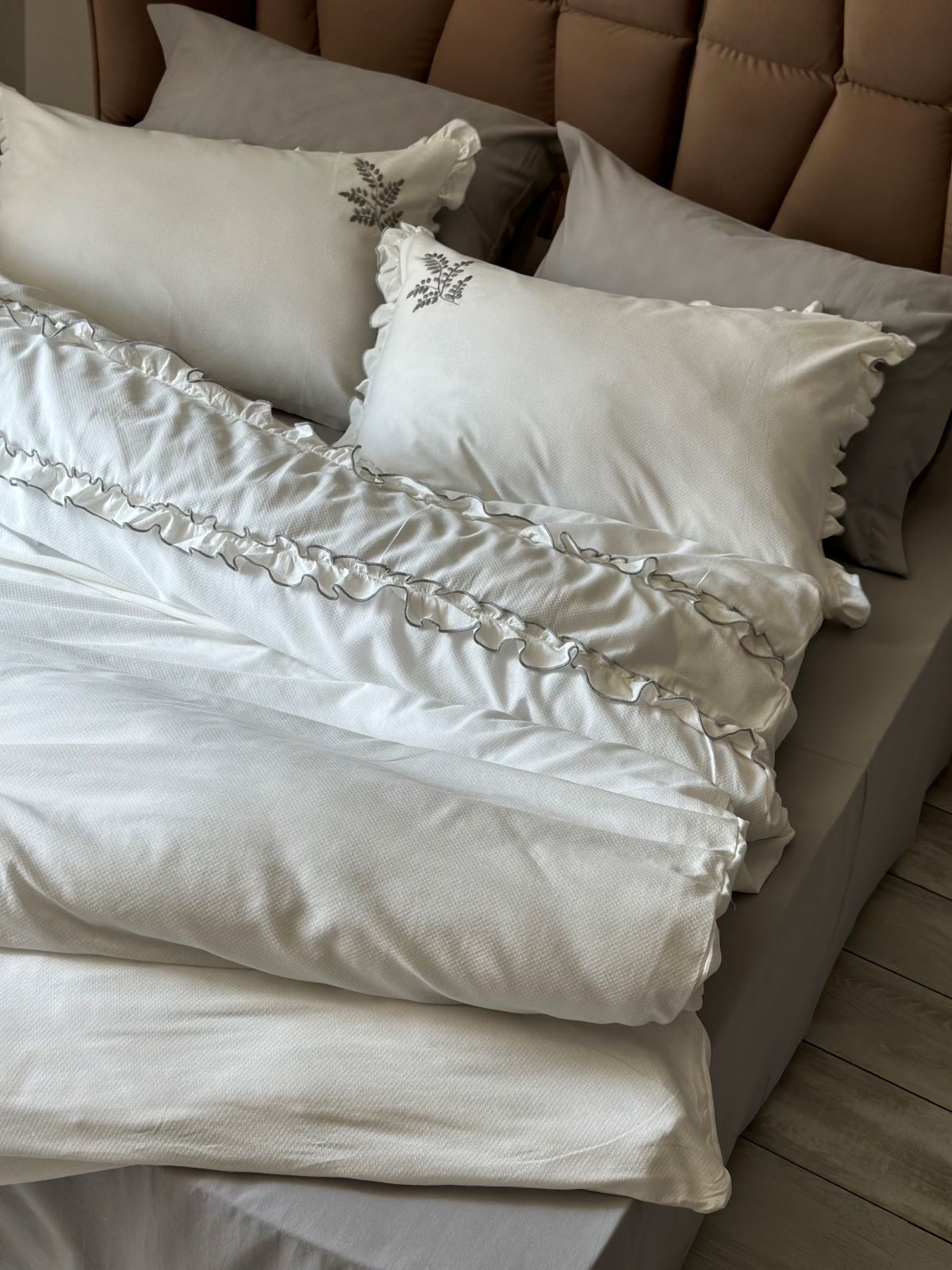 Постільна білизна з вишивкою і піке Saheser Brianna grey євро 200х220