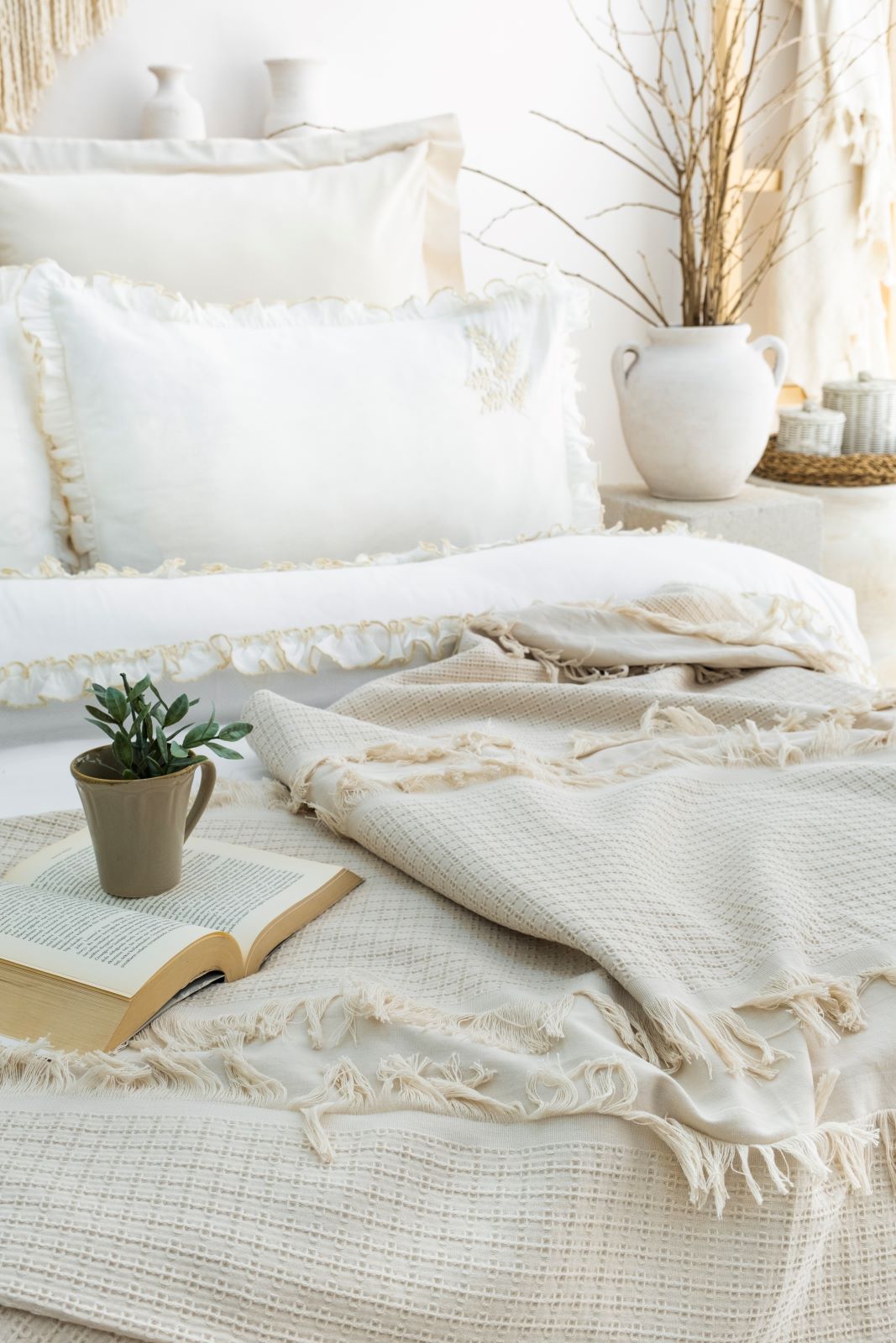 Постільна білизна з вишивкою і піке Saheser Brianna stone євро 200х220