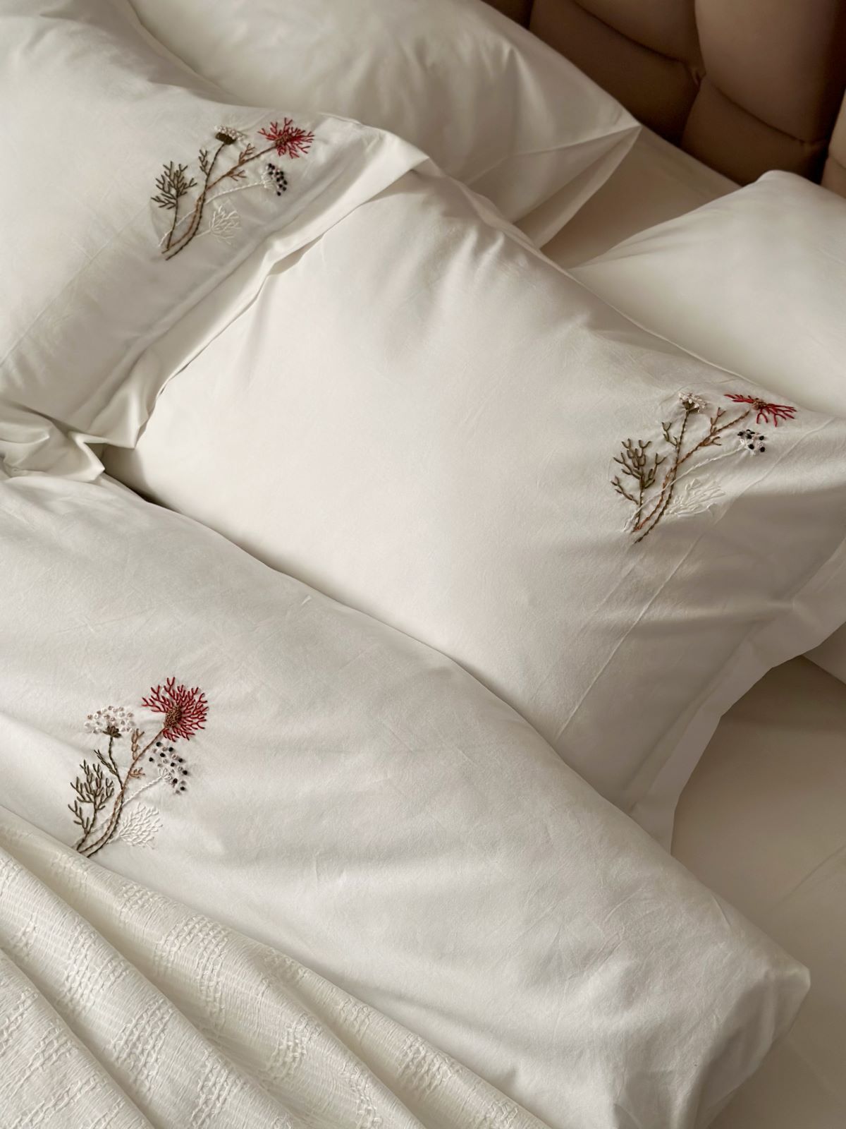 Постільна білизна з вишивкою і піке Saheser Noris cream євро 200х220