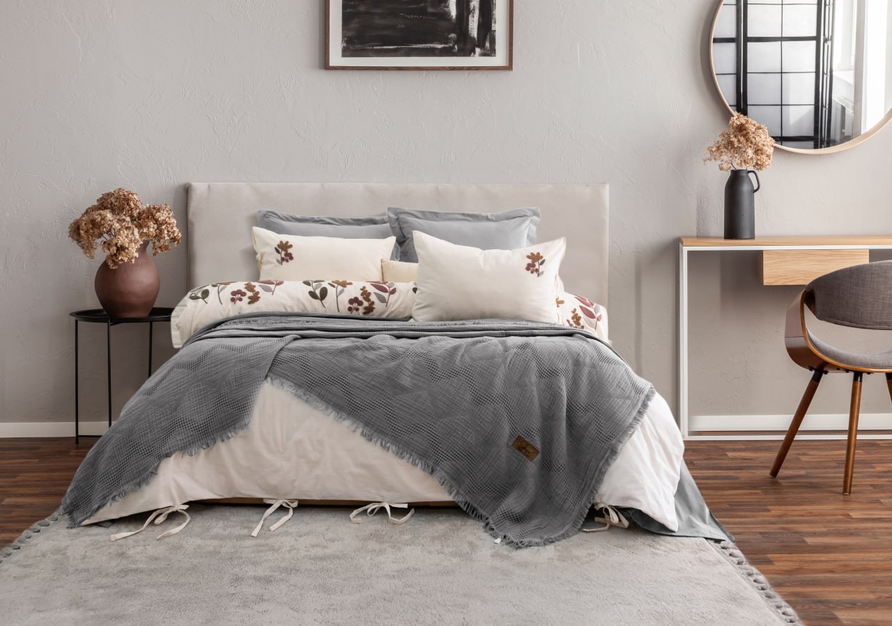 Постільна білизна з піке з простирадлом на резинці Saheser Paula Gri євро