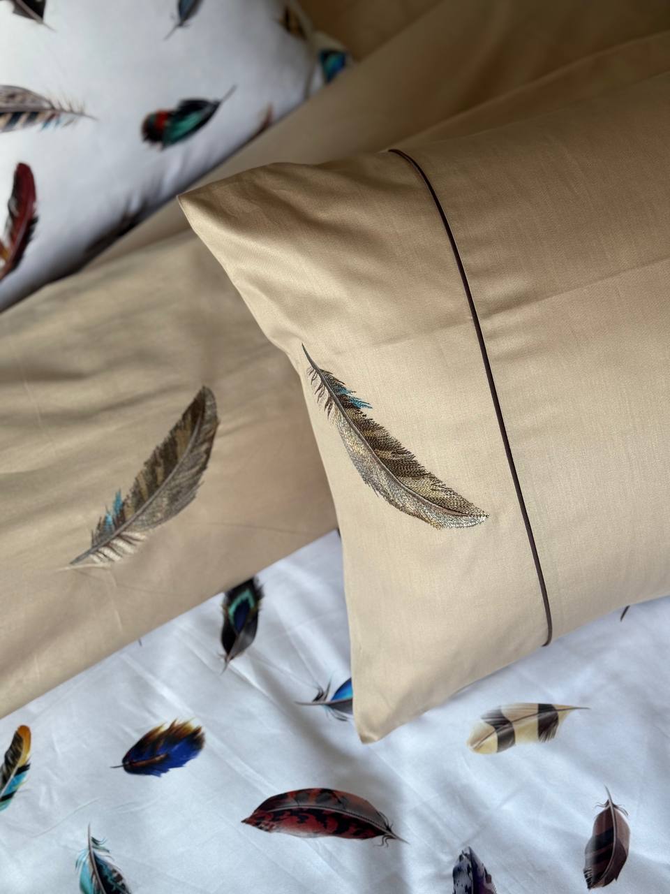 Maison D'or Pulume Volante beige постільна білизна 200x220см сатин з вишивкою євро