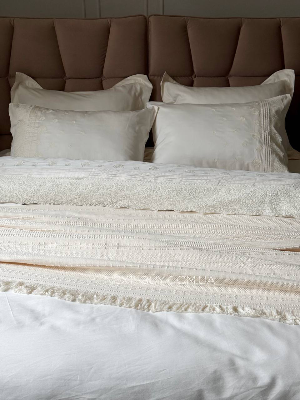 Maison D'or Roesia Estee Krem постільна білизна євро 200х220 сатин з вишивкою