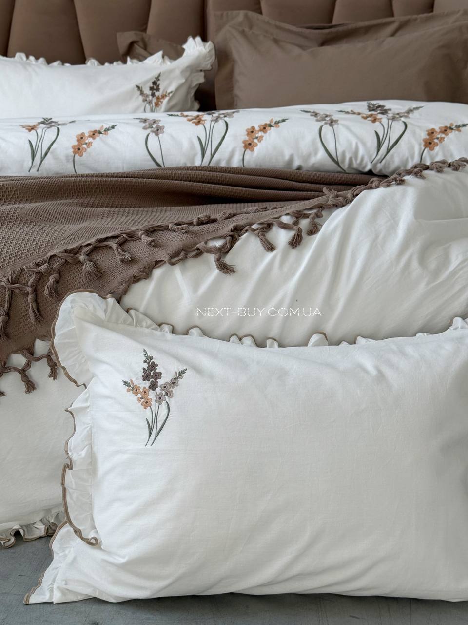 Постільна білизна з вишивкою і піке Saheser Eveline Kahve євро 200х220