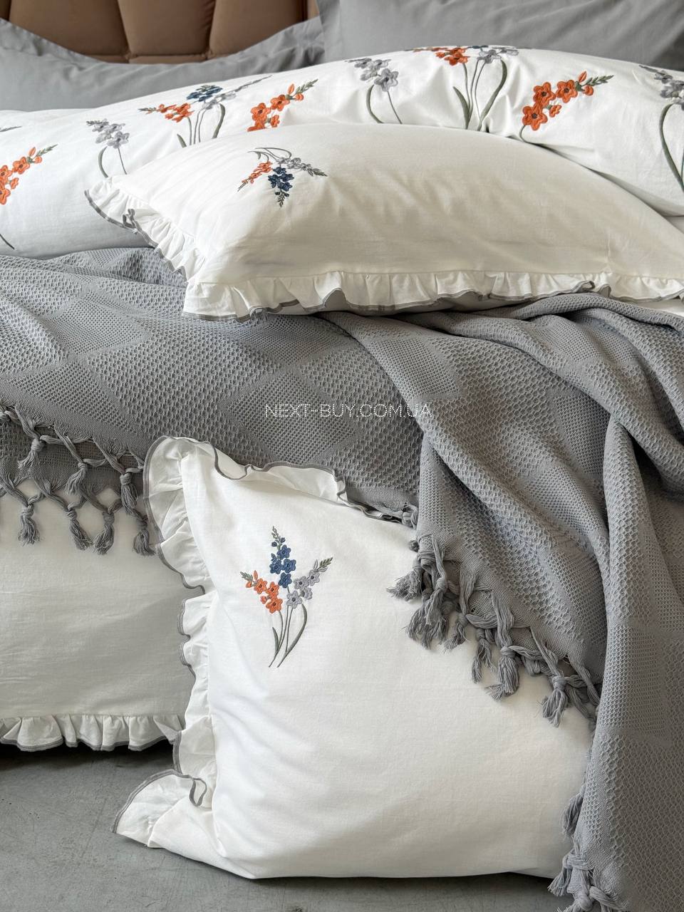 Постільна білизна з вишивкою і піке Saheser Eveline gri євро 200х220