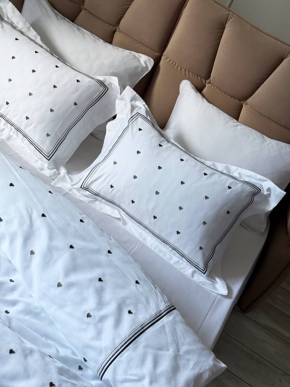 Постільна білизна Maison D'or Lamour brown євро 200х220 сатин з вишивкою сердечок