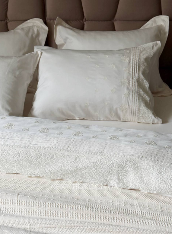 Maison D'or Roesia Estee Krem постільна білизна євро 200х220 сатин з вишивкою