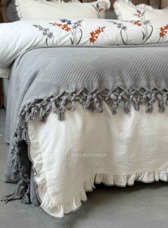 Постільна білизна з вишивкою і піке Saheser Eveline gri євро 200х220