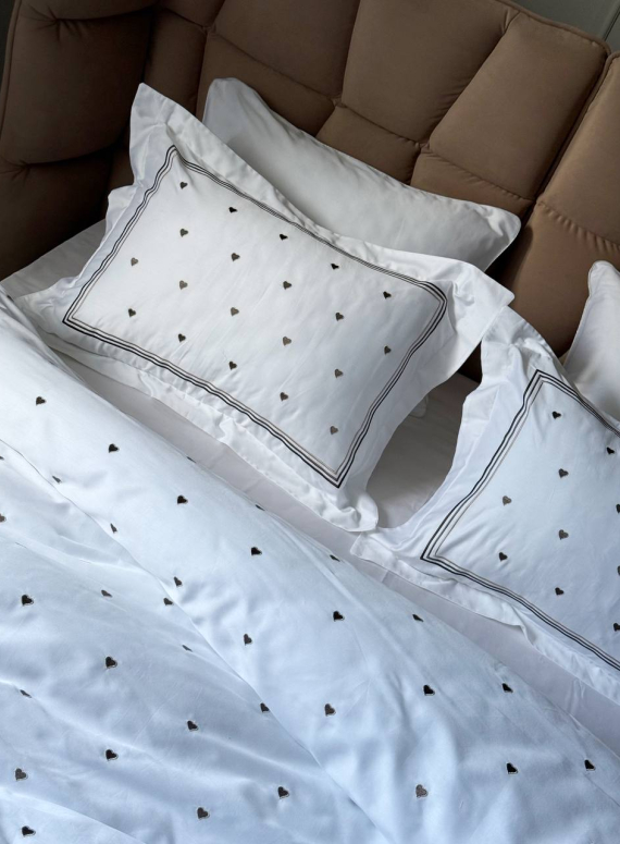 Постільна білизна Maison D'or Lamour brown євро 200х220 сатин з вишивкою сердечок