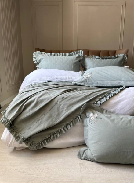 Легка постільна білизна з покривалом і вишивкою Saheser Fiorella mint