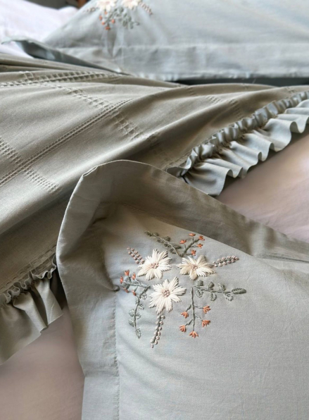 Легка постільна білизна з покривалом і вишивкою Saheser Fiorella mint