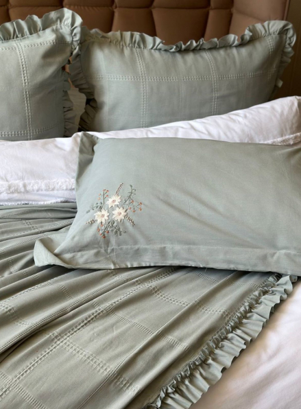 Легка постільна білизна з покривалом і вишивкою Saheser Fiorella mint