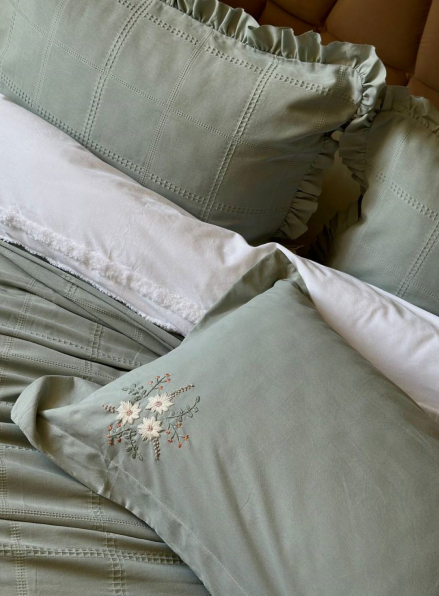 Легка постільна білизна з покривалом і вишивкою Saheser Fiorella mint