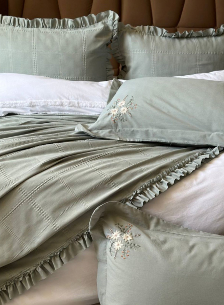 Легка постільна білизна з покривалом і вишивкою Saheser Fiorella mint