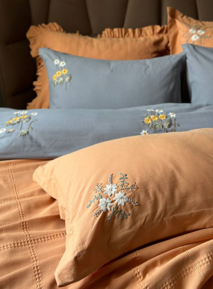 Легка постільна білизна з покривалом і вишивкою Saheser Fiorella orange