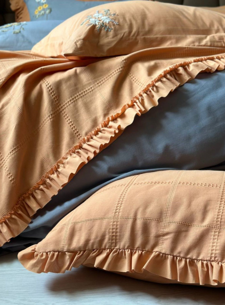 Легка постільна білизна з покривалом і вишивкою Saheser Fiorella orange