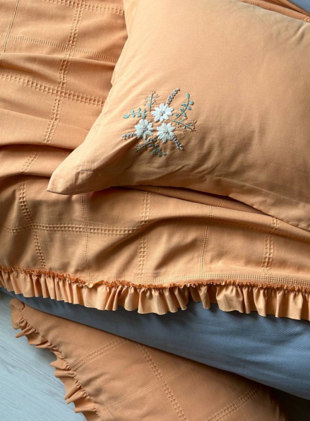 Легка постільна білизна з покривалом і вишивкою Saheser Fiorella orange