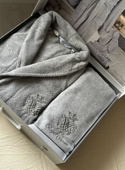 Махровый набор мужской халат с тапочками и с 2-мя полотенцами Maison D'or Royal Crown Grey с вышивкой