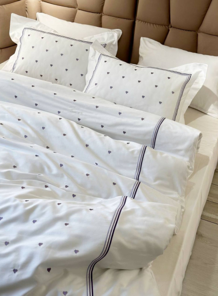 Постільна білизна Maison D'or Lamour lilac євро 200х220 сатин з вишивкою сердечок