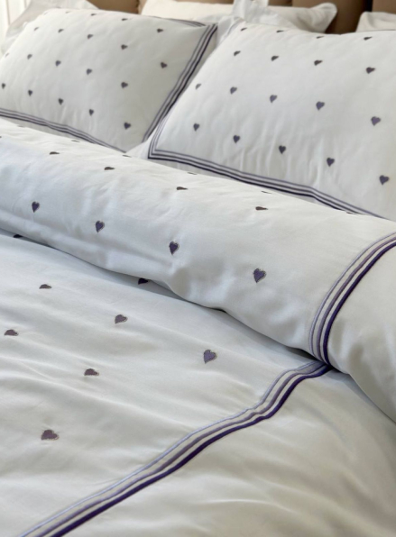 Постільна білизна Maison D'or Lamour lilac євро 200х220 сатин з вишивкою сердечок