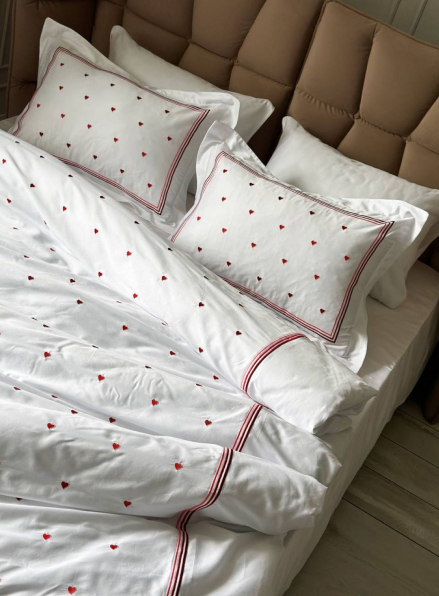 Постільна білизна Maison D'or Lamour red євро 200х220 сатин з вишивкою сердечок