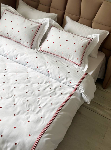 Постільна білизна Maison D'or Lamour red євро 200х220 сатин з вишивкою сердечок