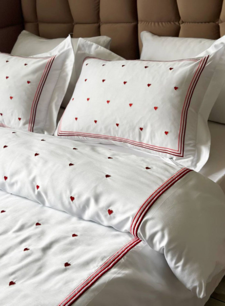 Постільна білизна Maison D'or Lamour red євро 200х220 сатин з вишивкою сердечок