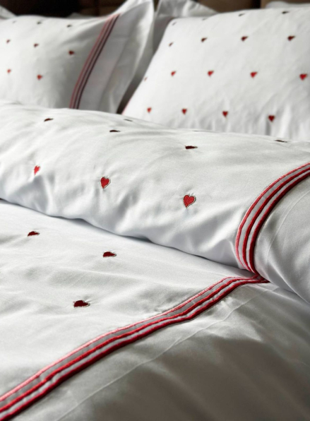 Постільна білизна Maison D'or Lamour red євро 200х220 сатин з вишивкою сердечок