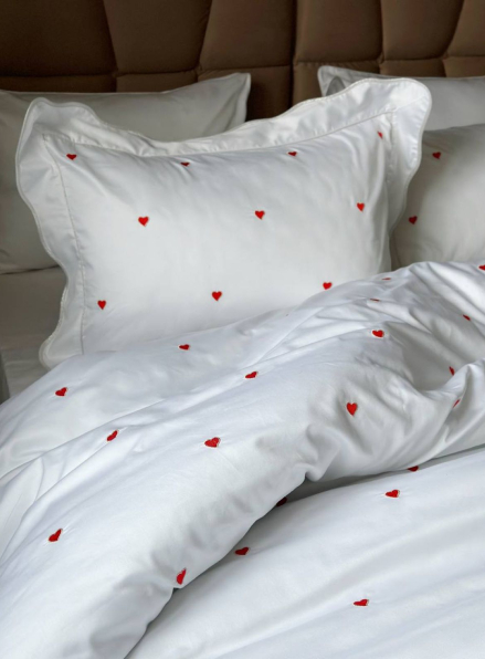 Maison D'or Les Coeurs ecru-red постільна білизна євро 200х220 сатин з аплікацією з сердечок