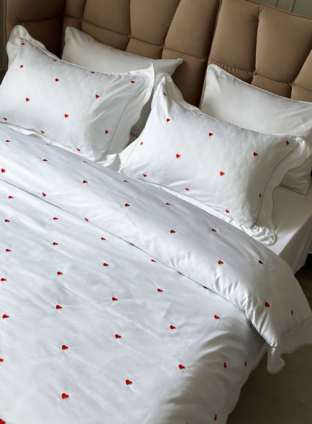 Maison D'or Les Coeurs ecru-red постільна білизна євро 200х220 сатин з аплікацією з сердечок