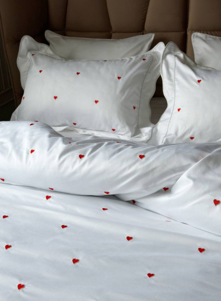 Maison D'or Les Coeurs ecru-red постільна білизна євро 200х220 сатин з аплікацією з сердечок